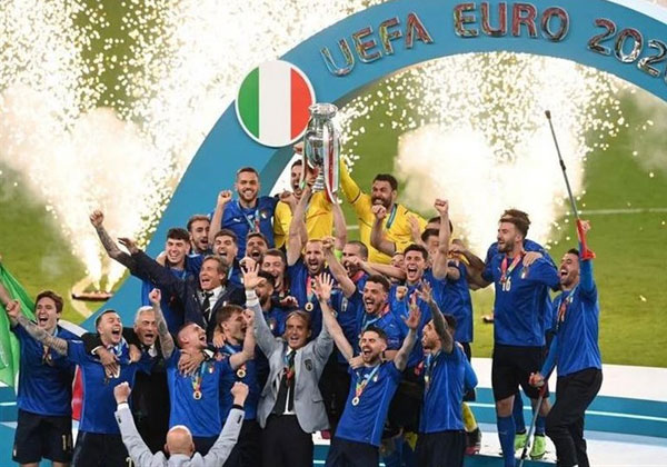 האיטלקים-צק פוינטים חוגגים עם הגביע אמש (א') - ובצדק. צילום: סוכנות הידיעות תסנים, מתוך ויקיפדיה