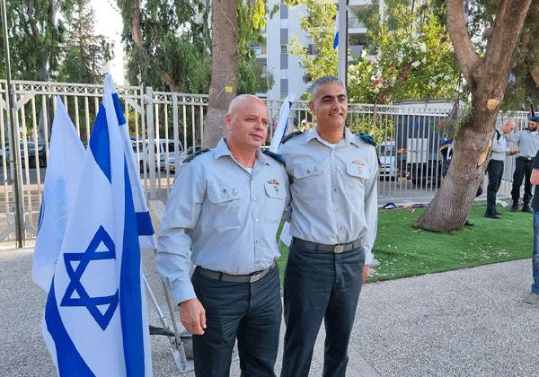 הקשר"ר היוצא - וזה הנכנס. משמאל, בהתאמה: תא"ל יריב ניר ותא"ל יוסי כראדי. צילום: פלי הנמר