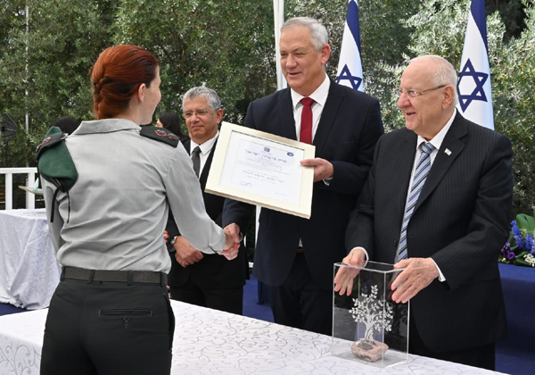 נשיא המדינה, ראובן ריבלין, ושר הביטחון, בני גנץ, מעניקים את פרס ביטחון ישראל. צילום: אריאל חרמוני, משרד הביטחון