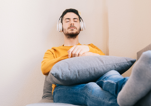 האזנה מרגיעה. צילום אילוסטרציה: BigStock