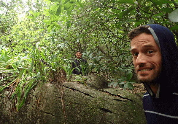 רבינובסקי ומנצר באחד מיערות הגשם. קצת מפחיד והרבה מרתק. צילום משפחתי