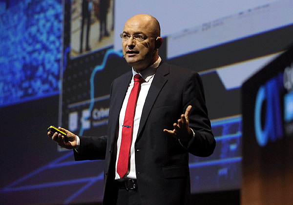 ראש מערך הסייבר הלאומי, יגאל אונא, בדבריו היום (ד') בשבוע הסייבר באוניברסיטת תל אביב. צילום: חן גלילי