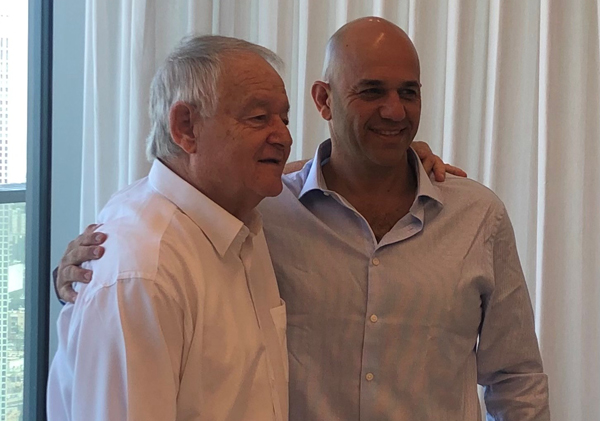 מימין: לוסטגרטן, נשיא ויו"ר מועצת המנהלים, אומניק, וחיים דנגוט, המייסד והבעלים ויו"ר דנגוט מחשבים. צילום: יח"צ