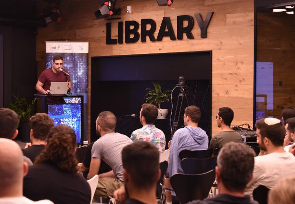 הצגת פרויקטים באירוע הסיום. צילום: עתיד מבטיח אט''ל