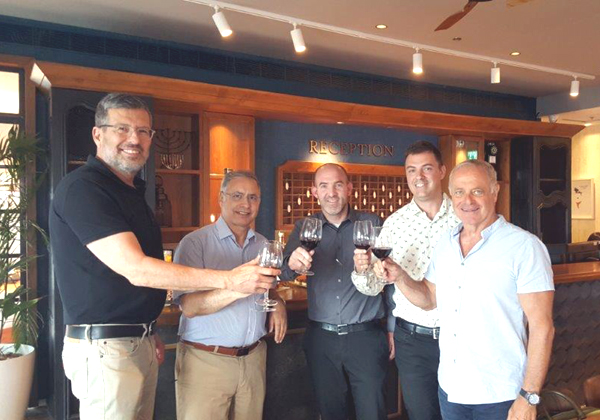 בכירי SQLink וזיגיט בחתימת הסכם הרכישה. צילום: יח"צ