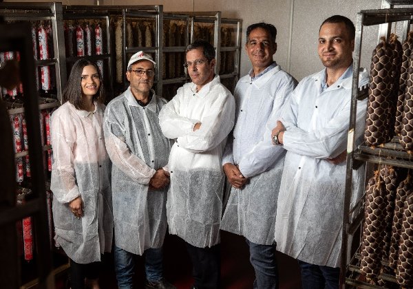 מימין לשמאל: עמרי שיינין, מייסד שותף ומשנה למנכ"ל ושרון פימה, מייסד שותף ומנכ"ל, קבוצת מיט-טק; אורן מילר, סמנכ"ל כספים, קבוצת טיב טעם; ואלדד הרי, מנכ"ל, ורינה קרס, מנהלת כספים, מעדני מזרע תעשיות מזון. צילום: הדס פרוש