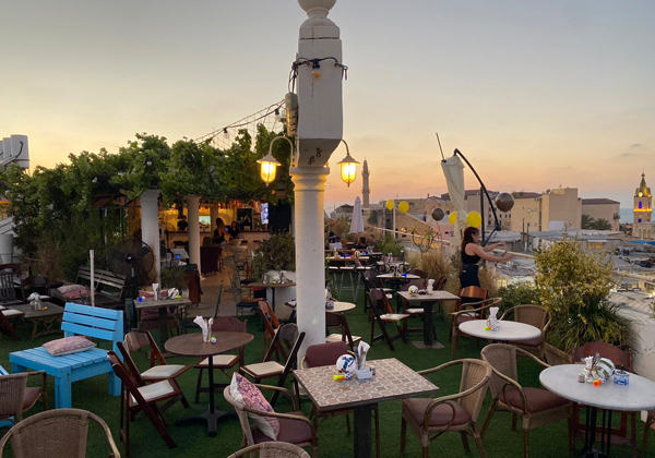 המקום המושלם לצפות בכדוגל. הגג של יפו. צילום: מאור מוראי