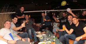 כדורגל ובירה - השילוב המושלם. חיים בנון – מנהל קו מוצרי אר'זקס, ושותפים, צוות האינטגרציה של One1 System, רוני תורג'מן – מנהל מכירות בכיר בדטבנק. צילום: מאור מוראי