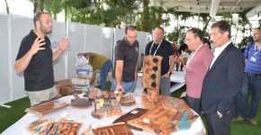 רפי שקולניק, מנכ"ל אוויה ישראל, ופלי הנמר, יזם ומנהיג אנשים ומחשבים, בין הדוכנים של העסקים המקומיים. צילום: אורן בסון, אולמדיה