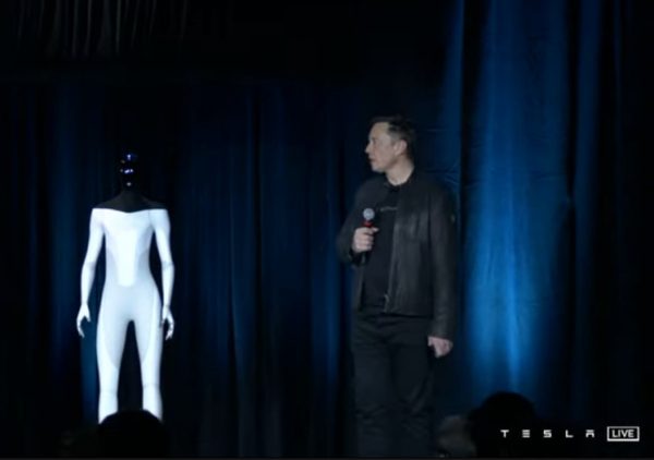 אילון מאסק מדגים את הרובוט ביום ה-AI של טסלה. צילום מסך מיוטיוב