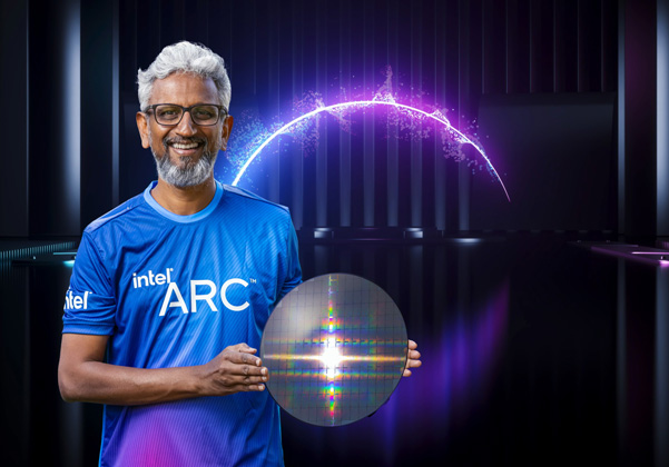 מציג את הטארכיטקטורה החדשה. ראג'ה מ. קודורי, סגן נשיא בכיר ומנכ"ל קבוצת מערכות מחשוב וגרפיקה, אינטל. צילום: יח"צ