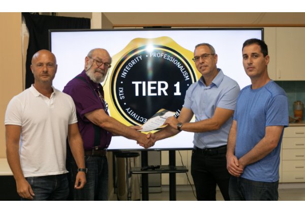 מימין לשמאל: ערן סטרול, מנהל מוצר ותחום פתרונות GRC בטופ סולושנס, איל ברנע, מנכ"ל טופ סולושנס, ג'ימי שווצקופף, מנכ"ל STKI, מיכאל ברלין, משנה למנכ"ל וסמנכ"ל מכירות, טופ סולושנס. צילום: איל גזיאל