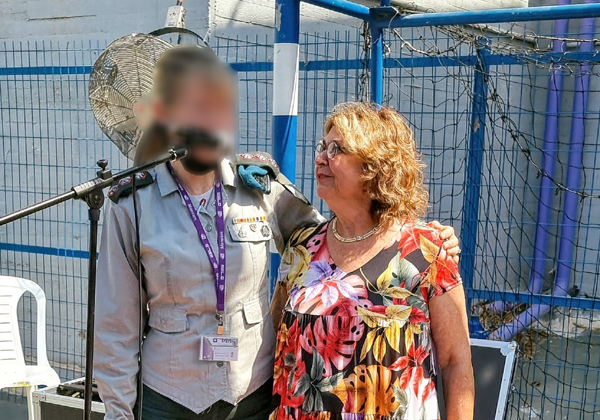 מימין: אביבה שלדובסקי ואל"מ י', מפקדת ממר"ם, שסיפרה על שלדובסקי ועל פועלה הרב. צילום: פלי הנמר