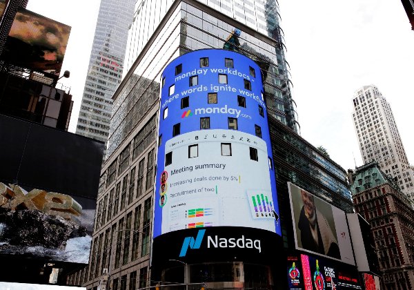 השקת Monday Workdocs. שילוט בטיימס סקוור, ניו יורק. צילום: ג'ייק מור