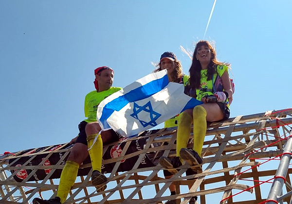 לאחר הטיפוס המפרך - דגל ישראל מונף בפסגה. צילום: עידית ג'וס