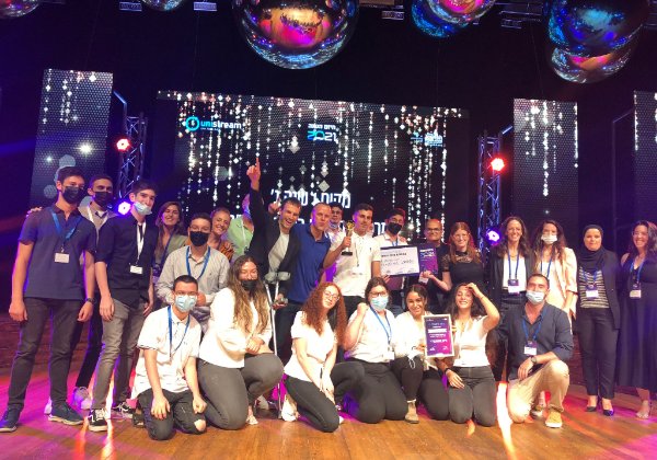 הזוכים במיזם השנה - בני נוער מבאר שבע יחד עם מנכ"ל יוניסטרים ומייסדה, רוני צארום. צילום: יוניסטרים