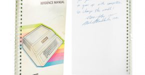 המדריך עם ההקדמה והחתימה של סטיב ג'ובס. צילום: אתר RR AUCTION