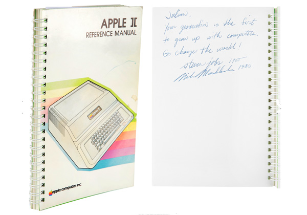 המדריך עם ההקדמה והחתימה של סטיב ג'ובס. צילום: אתר RR AUCTION