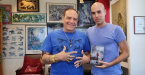 ארן אראל מעניק עותק מספרו החדש "לקום ולהרוג" לנמר