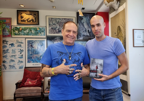 ארן אראל מעניק עותק מספרו החדש "לקום ולהרוג" לנמר