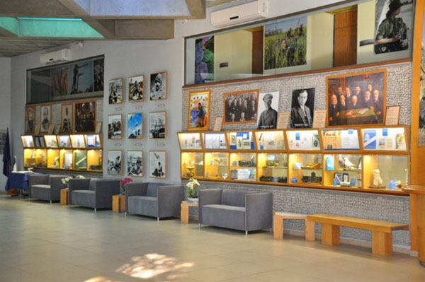 דגמי מכשירי קשר במבואת בית חיל הקשר והתקשוב. צילום: העמותה להנצחת חללי חיל הקשר והתקשוב