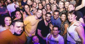 עובדי סייברארק עם חנן בן ארי. צילום: תומר פולטין