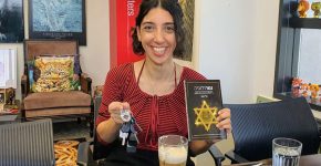 לירון פורת במאורת הנמר עם ספר הנמר. צילום: פלי הנמר