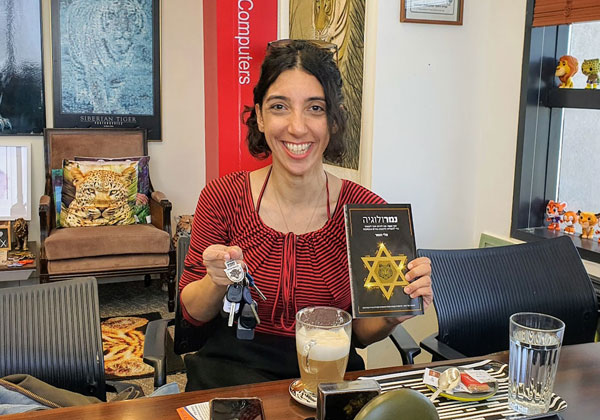 לירון פורת במאורת הנמר עם ספר הנמר. צילום: פלי הנמר