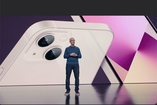 מציג את iPhone 13 החדש. טים קוק, מנכ"ל אפל. צילום מסך