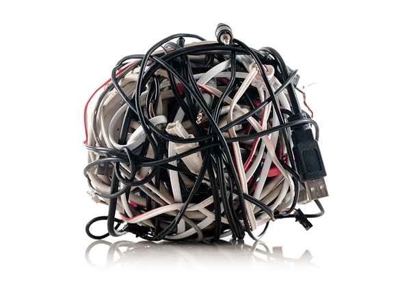 הסוף לערימות כבלי הטעינה? צילום: BigStock