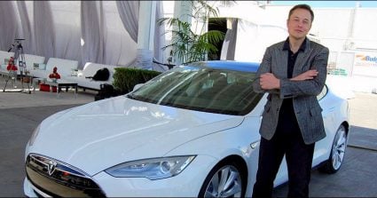 אילון מאסק, מנכ"ל טסלה, לצד טסלה Model S‏ בשנת 2011.