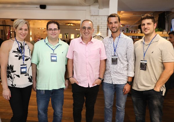 מימין לשמאל: איתן מארבי, מהנדס מערכות, קומוולט; אור גור, מנהל מכירות, ווי אנקור; יניב דינר, מנמ"ר, TOMIA; רועי מגן, מנהל IT באזור EMEA, חברת TOMIA; נגה סהר, מנהלת מכירות, קומוולט. צילום: ניב קנטור
