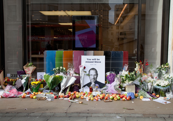 מחוץ לחנות אפל בלונדון כמה ימים לאחר מותו של סטיב ג'ובס. צילום: BigStock