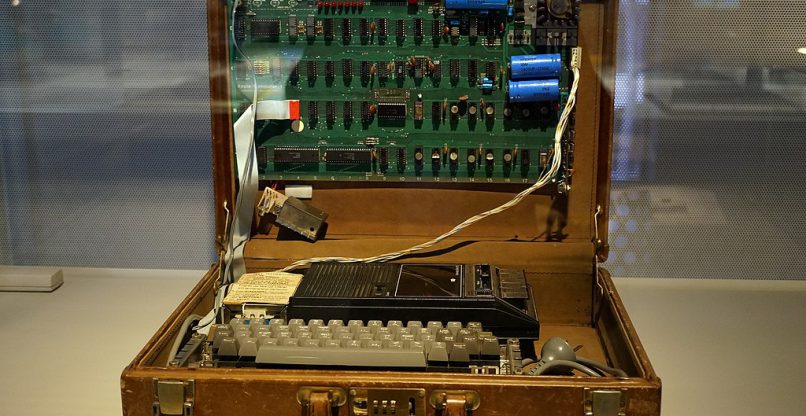 מחשב Apple I מקורי מ-1976 במזוודה. מאוסף Powerhouse Museum שבסידני.