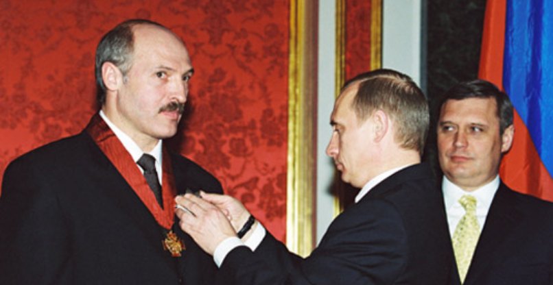 ולדימיר פוטין מעניק לאלכסנדר לוקשנקו אות אבירות ב-2001.