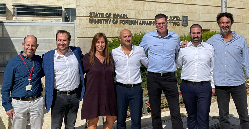 משמאל: נחום רוזנבאום, מנהל מגזר ציבורי, סיילספורס ישראל; רובין פישר, סגן נשיא אזורי למכירות, סיילספורס; רונית רובין, נשיאה, EMEA, אולקלאוד; משה בן לולו, ראש אגף התקשוב, משרד החוץ; איתי מרגלית, סמנכ"ל מכירות, סיילספורס ישראל; אהרון נחום, מנהל המחשוב והיישומים, משרד החוץ; יוסי שאשא, מנהל חטיבת סיילספורס, אולקלאוד ישראל.