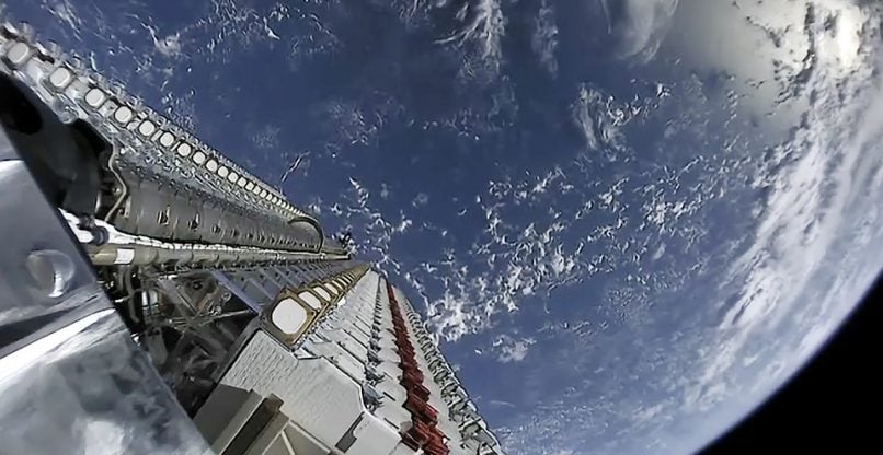 האם הם מסכנים את חוקרי החלל? צבר של 60 לווייני ניסוי של סטארלינק מוערמים על גבי רקטת פלקון 9, לפני פיזורם במסלול.