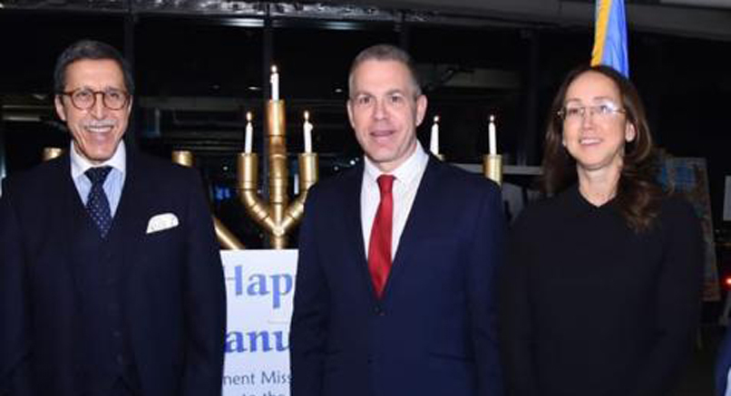 מימין: קרין מאיר רובינשטיין, נשיאה ומנכ"לית  ארגון IATI, גלעד ארדן, שגריר ישראל באו"ם, ועומר הלל, שגריר מרוקו לאו"ם, בטקס  הדלקת הנרות.