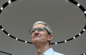 מסיים את תפקידו כמנכ"ל אפל. טים קוק.