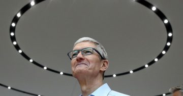 מסיים את תפקידו כמנכ"ל אפל. טים קוק.