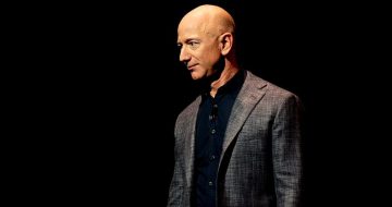 "רק" במקום השלישי בין עשירי תבל. ג'ף בזוס, מייסד אמזון.