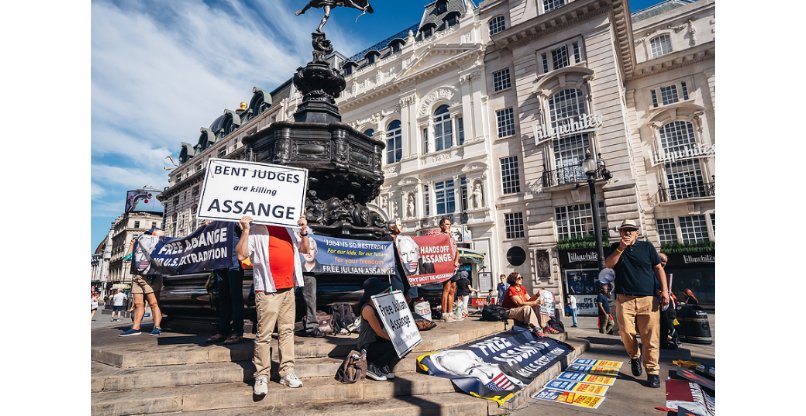 מפגינים עם כרזות בכיכר פיקדילי, במחאה על הסגרתו של מייסד ויקיליקס ג'וליאן אסאנג' לארה"ב.