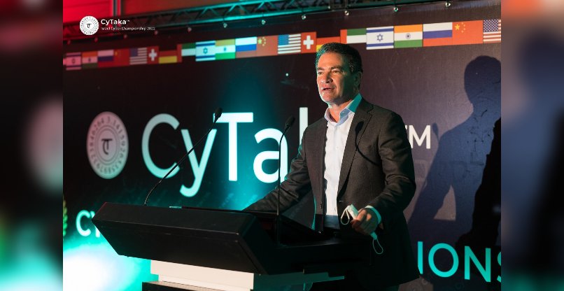 בירך בטקס הזכייה. ראש המוסד לשעבר, יוסי כהן.