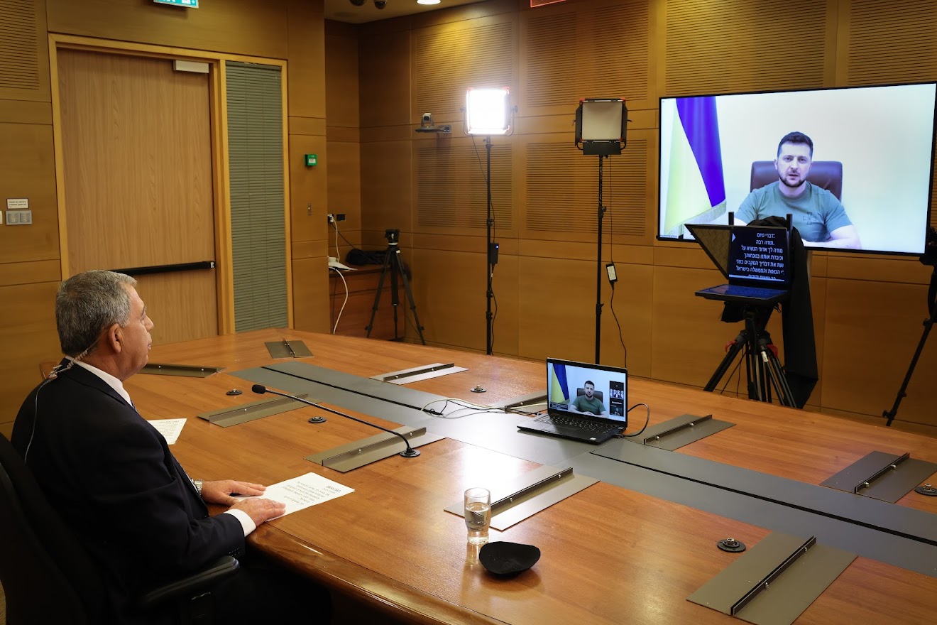 נשיא אוקראינה, וולודימיר זלנסקי, נואם בזום בפני הכנסת ומיקי לוי, יו"ר הכנסת, צופה בו.