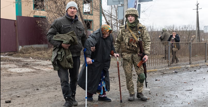 פליטה אוקראינית מבוגרת, שנאלצה לעזוב את ביתה בגלל המתקפות הרוסיות.