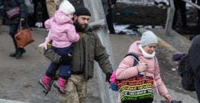 פליטים נמלטים מאירפין שבאוקראינה.