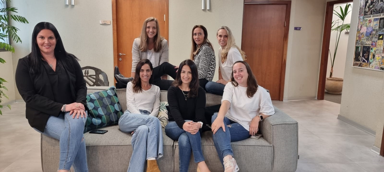 נשות חטיבת השיווק והמוצרים באמת טכנולוגיות: פנינה אלדי, מיטל פינטו, יוהנה שיש, מיטל שלו, רוזית טל, רותי בראון ואוליסיה גינגולד.