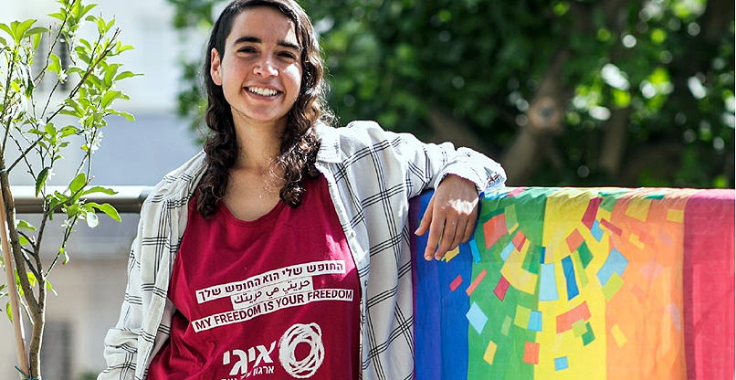 יובי כהן עם חולצה של ארגון הנוער הגאה, איגי.