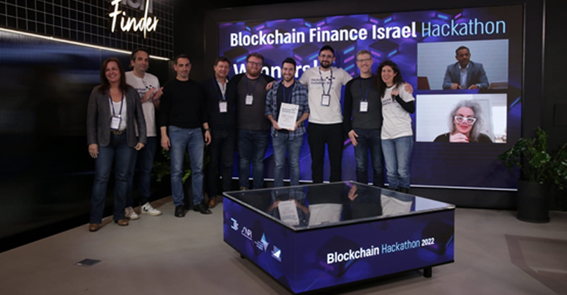 הקבוצה הזוכה עם יוזמי ההאקתון. מימין: שלי לינור, יהלי רוטנברג, ינון חדד, אבי חדד, דוד פולבוי, אבי ווליצקי, אבי גבאי, אסף ארז ושרית פירון.