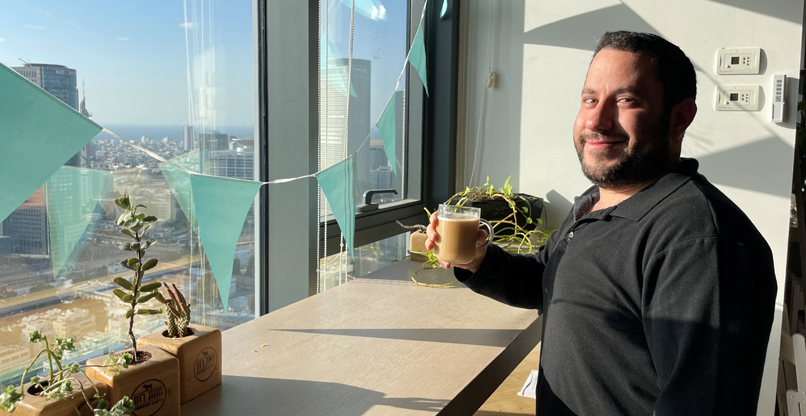 נתן פרלמן והקפה מול הנוף היפה של תל אביב.